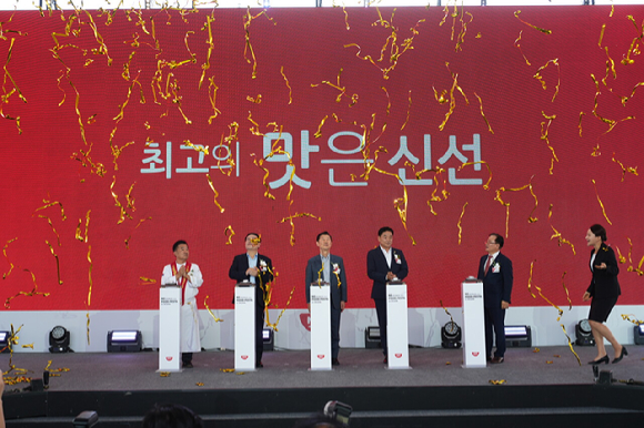 26일 전북 익산 하림 퍼스트키친에서 개막한 NS푸드페스타 2025 in 익산 행사 첫날 관람객들로 북적이고 있다. [사진=진광찬 기자]