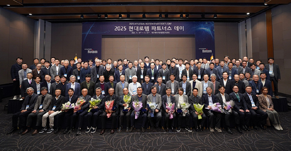 이용배(셋째줄 왼쪽 열세번째) 대표이사 사장 등 현대로템 주요 임원들이 지난 14~15일 제주 서귀포시 해비치 호텔앤드리조트에서에서 진행된 '2025 현대로템 파트너스 데이'에서 협력업체 대표들과 기념촬영을 하고 있다. [사진=현대로템]