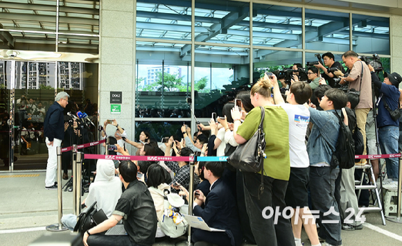 젠슨 황 엔비디아 최고경영자(CEO)가 5일 오후 전세기를 통해 서울김포비즈니스항공센터로 입국해 취재진과 인터뷰를 갖고 있다. [사진=정소희 기자]