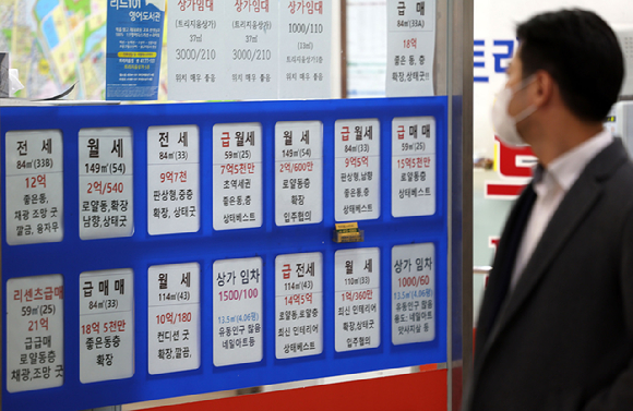 서울 시내 한 부동산중개업소에 시세표가 붙어있다. [사진=뉴시스]