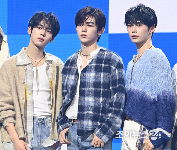 그룹 제로베이스원(ZEROBASEONE) 한유진, 장하오, 성한빈이 24일 오후 서울 용산구 블루스퀘어에서 열린 미니 5집 '블루 파라다이스(BLUE PARADISE)' 발매 기념 쇼케이스에서 포토타임을 갖고 있다. [사진=곽영래 기자]