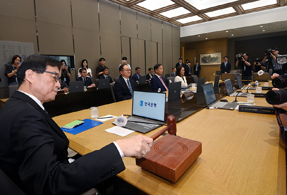 이창용 한국은행 총재가 28일 서울 중구 한국은행에서 열린 금융통화위원회에서 의사봉을 두드리고 있다. [사진=사진공동취재단]