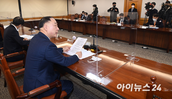 홍남기 경제부총리 겸 기획재정부 장관이 11일 서울 중구 은행회관에서 열린 '확대 거시경제금융회의'에서 모두발언을 하고 있다. [사진=김성진 기자]