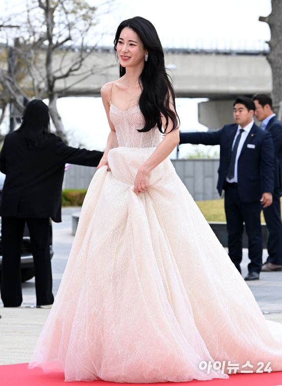 배우 송혜교(왼쪽 위부터 시계방향으로), 박성훈, 김히어라, 김건우, 임지연이 28일 오후 인천 파라다이스시티에서 열린 제59회 백상예술대상 레드카펫에서 포즈를 취하고 있다. [사진=김성진 기자]