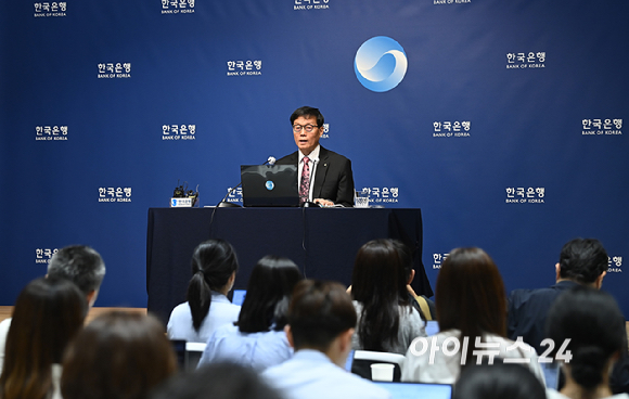 이창용 한국은행 총재가 29일 서울 중구 한국은행에서 열린 금통위 금리 결정에 대한 기자간담회에서 발언하고 있다. [사진=곽영래 기자]