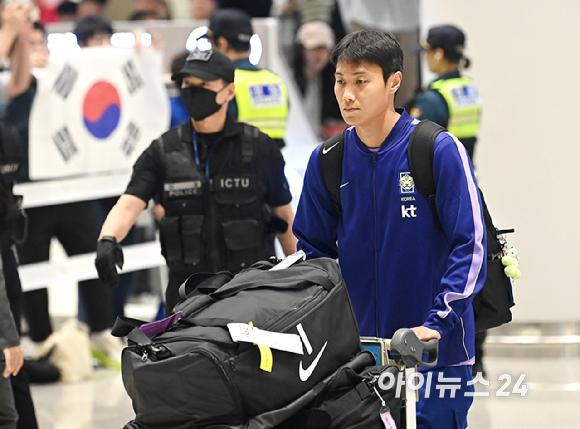 북중미월드컵 조별예선 탈락한 축구대표팀 백승호가 30일 오전 인천공항 제2 터미널을 통해 귀국하고 있다. [사진=곽영래 기자]
