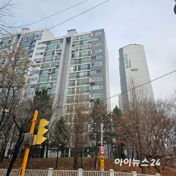 산본신도시 선도지구 11구역에 속하는 산본주공11단지 내 걸려 있는 현수막. 2025.12.24 [사진=이효정 기자 ]