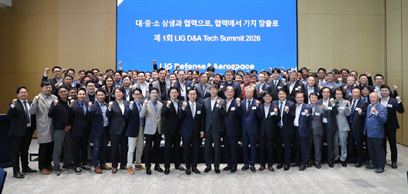 LIG D&A 제1회 Tech Summit에 참석한 참석자들이 기념사진을 촬영하고 있다. [사진=LIG D&A]