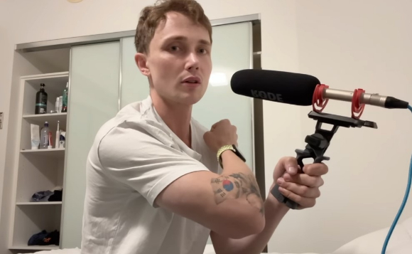 스웨덴 출신의 유튜버가 팔에 태극기와 무궁화 문신을 새긴 뒤 일본 공항 입국 심사에서 어려움을 겪었다고 전했다. [사진=유튜버 '스웨국인' 캡쳐]