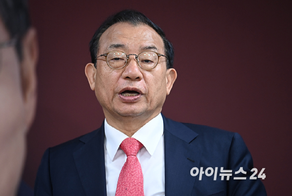 취재진 질문에 답하는 이정현 대변인 취재진 질문에 답하는 이정현 대변인. [사진=곽영래 기자]