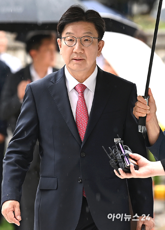 권성동 국민의힘 의원이 16일 서울 서초구 서울중앙지법으로 구속 전 피의자 심문(영장실질심사)에 출석하고 있다. [사진=곽영래 기자]