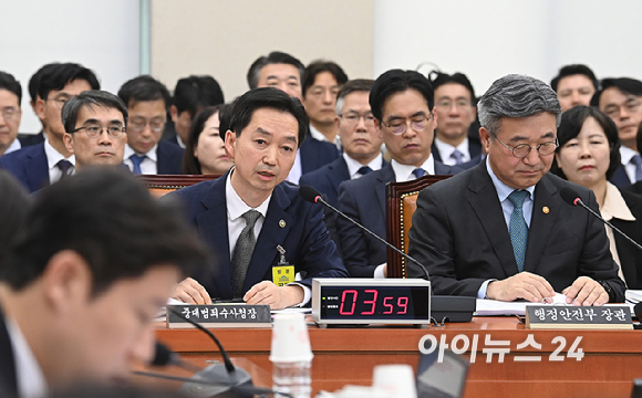 김지용 중대범죄수사청장이 26일 국회 행정안전위원회에서 열린 행정안전부, 중앙선거관리위원회 등에 대한 국정감사에서 질의에 답변하고 있다. [사진=곽영래 기자]
