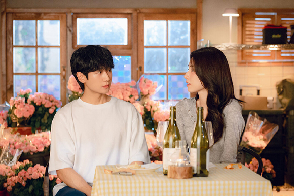 배우 정해인과 하영이 넷플릭스 시리즈 '이런 엿같은 사랑'에서 연기 호흡을 맞추고 있다. [사진=넷플릭스]