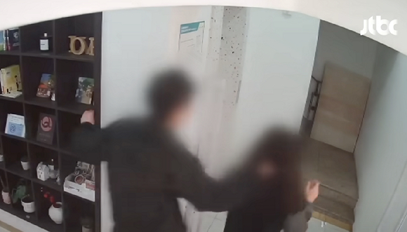 남자친구에게 이별을 통보했다가 폭행에 감금까지 당한 20대 여성의 사연이 전해졌다. 사진은 사건 당시 남성에게 폭행 당하는 여성의 모습. [사진=JTBC]