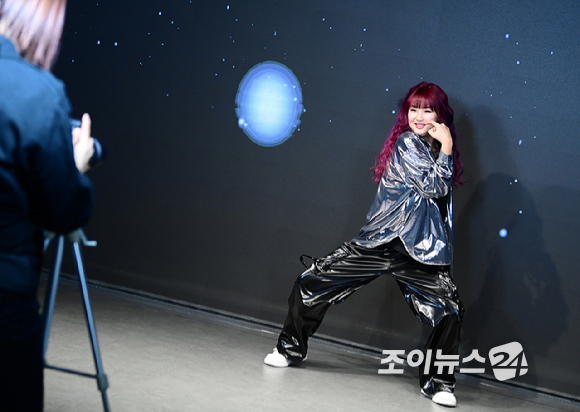 크리에이터 춤추는나율이 15일 서울 성수동 통일타워에 위치한 '케이팝 아케이드'(KPOP ARCADE)에 방문해 대표 프로그램 '비 더 아이돌'(Be The IDOL) 클래스 체험을 하고 있다. [사진=정소희 기자]