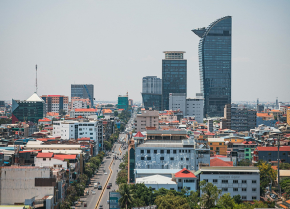 최근 국내서 캄보디아로 출국한 한국인들을 상대로 한 납치&middot;감금 등의 범죄 신고가 잇따르는 가운데 "1주일에 10명 정도 구조 요청 전화가 온다"는 현지 증언이 나왔다. 사진은 캄보디아 국기. [사진=픽사베이@jorono]
