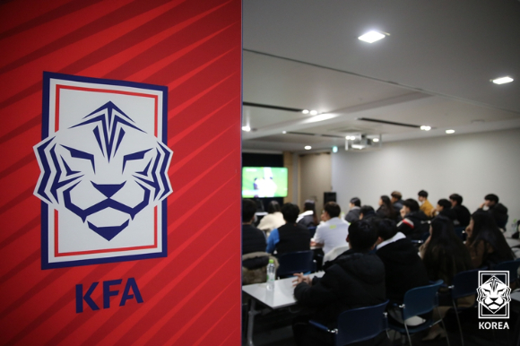 지난 6일 경찰의 압수수색이 진행된 충남 천안시 서북구 입장면 대한축구협회 사무실 밖으로 축구국가대표팀 차가 주차돼있다. [사진=연합뉴스]