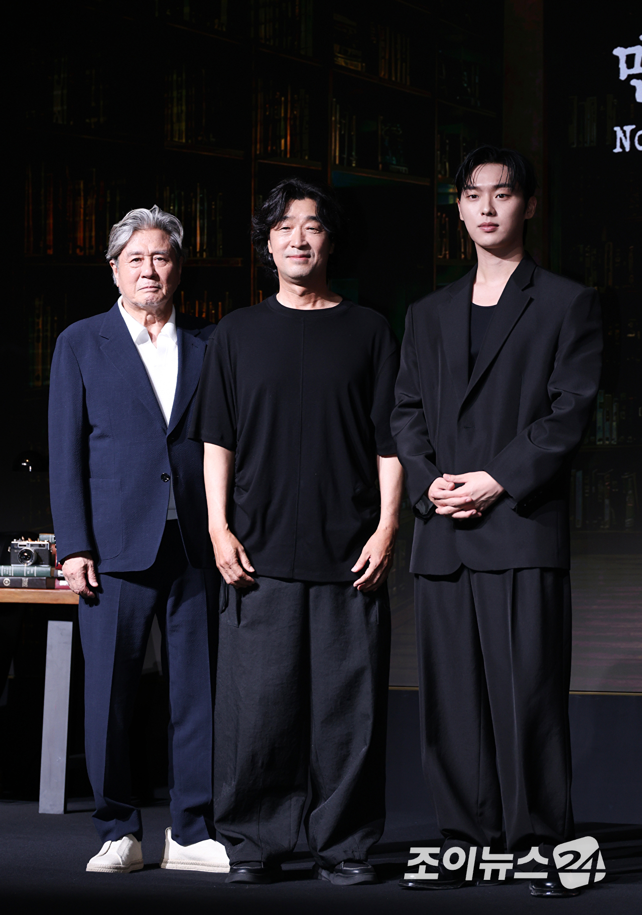 배우 최민식, 김규태 PD, 배우 최현욱이 24일 오전 서울 마포구 호텔 나루 서울 엠갤러리에서 진행된 넷플릭스 시리즈 '맨 끝줄 소년' 제작발표회에 참석해 포즈를 취하고 있다. [사진=문수지 기자]