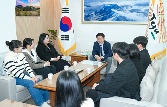 오영훈 도지사가 도내 대학교 총학생회장단과 면담하고 있다. [사진=제주특별자치도 ]