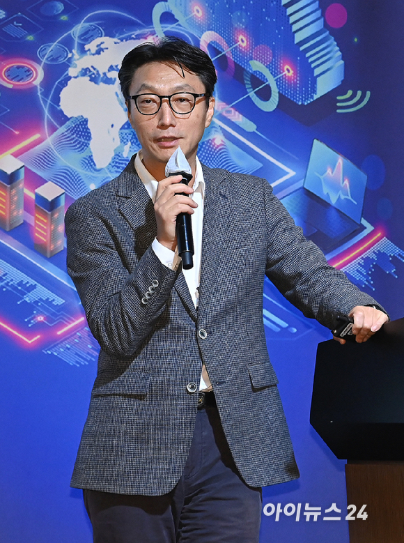 강종호 베스핀글로벌 부사장이 30일 서울 영등포구 여의도동 FKI타워 그랜드볼룸에서 열린 '대한민국 클라우드&middot;SaaS 포럼 2025(KCSF2025)'에서 AI 기반 혁신 사례로 본 산업별 도입 고려 사항을 주제로 강연하고 있다. [사진=곽영래 기자]