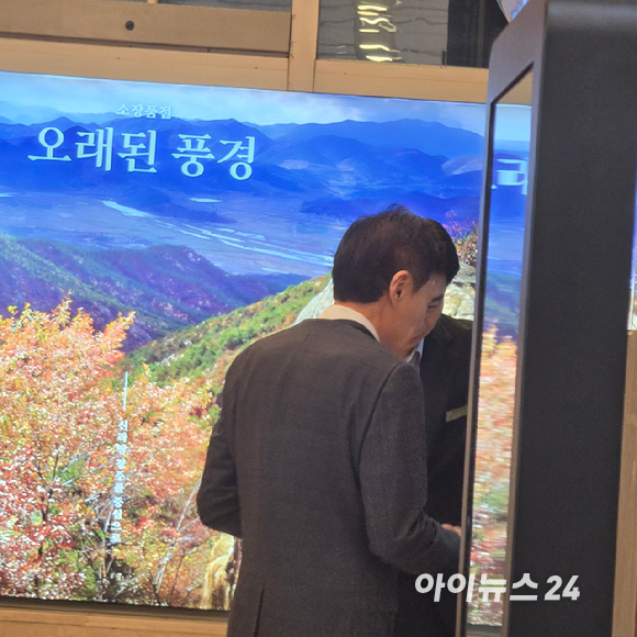 신동국 한양정밀 회장이 27일 오전 서울 송파구 방이동 한미그룹 본사 건물에 도착해 엘리베이어터를 타고 있다. 이날 오전 10시에 한미약품 이사회가 열린다. 2026.10.27 [사진=이효정 기자 ]
