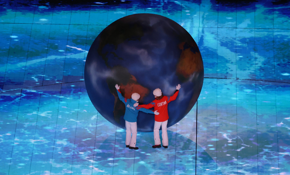 20일 오후 중국 베이징 국립 경기장에서 개최된 2022 베이징 동계올림픽 폐막식에서 차기 개최지인 이탈리아의 밀라노와 코르티나 어린이가 지구 모양의 조형물을 굴리는 공연을 하고 있다. [사진=뉴시스]