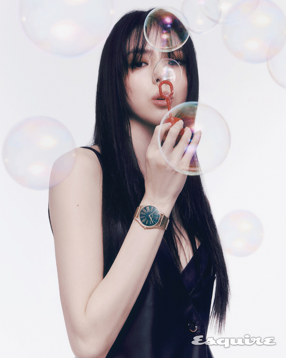 배우 한소희가 화보 촬영에서 포즈를 취하고 있다. [사진=에스콰이어]