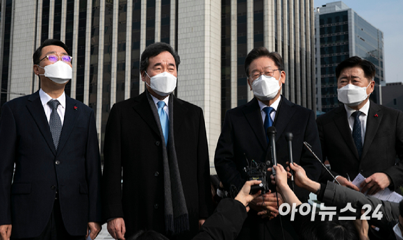 이재명 더불어민주당 대선후보와 이낙연 전 대표가 23일 서울 중구 달개비 식당에서 열린 오찬 회동 후 결과에 대해 이야기 하고 있다. [사진=국회사진취재단]