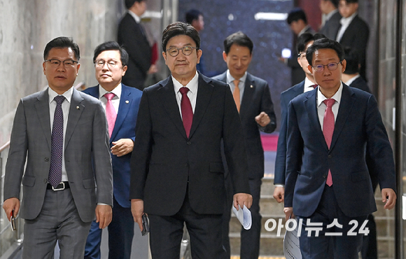 권성동 국민의힘 원내대표, 김상훈 정책위의장, 이양수 사무총장 등 지도부가 25일 오전 서울 여의도 국회에서 열린 원내대책회의에 참석하고 있다. [사진=곽영래 기자]