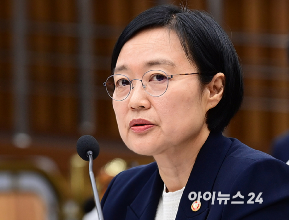 한성숙 국무총리 후보자가 25일 서울 여의도 국회에서 열린 인사청문회에서 출석해 질문에 답하고 있다. [사진=정소희 기자]