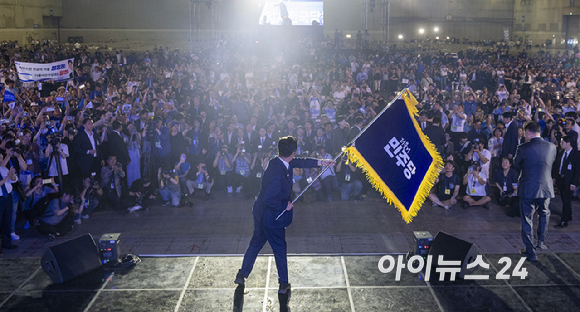 정청래 더불어민주당 신임 대표가 2일 오후 경기 고양시 킨텍스에서 열린 제2차 임시전국당원대회에서 당기를 흔들고 있다. [사진=곽영래 기자]