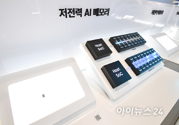 14일 서울 강남구 코엑스에서 열린 제28회 반도체대전(SEDEX 2026)의 삼성전자 부스에 메모리 내부에 연산 기능을 통합한 저전력 AI 메모리 LPDDR5X-PIM이 전시돼 있다. [사진=곽영래 기자]