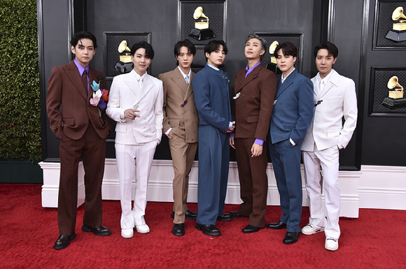 '전동스쿠터 음주운전' 혐의를 받고 있는 그룹 '방탄소년단(BTS)' 슈가(본명 민윤기)가 23일 오후 서울용산경찰서에 출석하고 있다. [사진=정소희 기자]