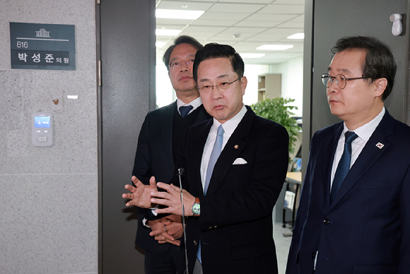 더불어민주당 '이재명 대통령 사건 공소취소와 국정조사 추진을 위한 의원 모임' 상임대표인 박성준 의원(왼쪽 두번째), 공동대표 김승원 의원(왼쪽), 간사 이건태 의원이 국회의원회관 박 의원 사무실에서 운영위원회를 마친 뒤 논의 내용을 브리핑하고 있다. 2026.2.20 [사진=연합뉴스]