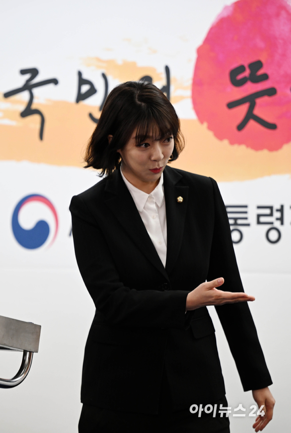 배현진&nbsp;신임 당선인 대변인이 5일 오전 서울 종로구 통의동 대통령직인수위원회 기자회견장에서 인사말을 하기 위해 들어서고 있다. [사진=인수위사진기자단]