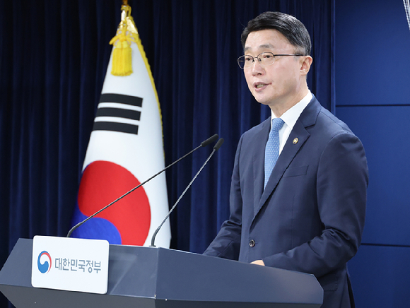 류제명 과학기술정보통신부 2차관이 18일 서울 종로구 정부서울청사에서 독자 AI파운데이션모델 프로젝트 2차 단계평가 결과 브리핑을 하고 있다. [사진=연합뉴스]