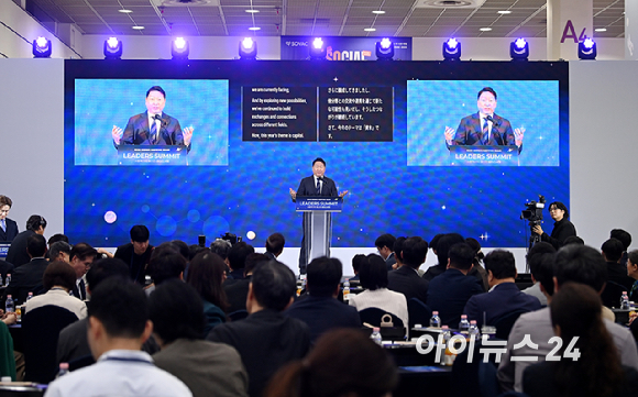 최태원 대한상의 회장이 21일 서울 강남구 코엑스에서 열린 대한민국 사회적가치 페스타 리더스 서밋에서 인사말을 하고 있다. [사진=곽영래 기자]