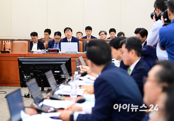 구윤철 기획재정부 장관 후보자가 17일 서울 여의도 국회 기획재정위원회에서 열린 인사청문회에서 의원 질의에 답변하고 있다. [사진=정소희 기자]