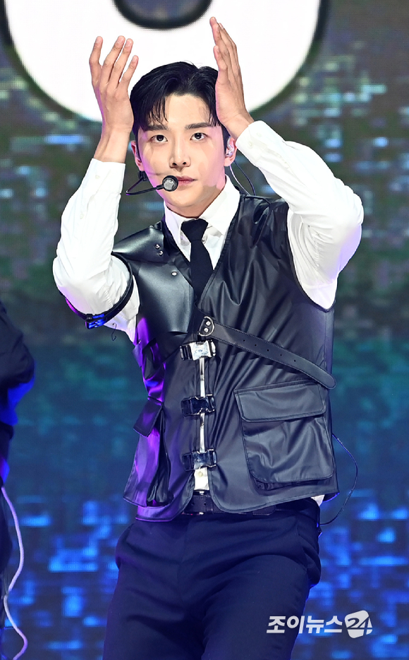 그룹 에스에프나인(SF9) 로운이 22일 오후 서울 광진구 예스24라이브홀에서 열린 SF9 열 번째 미니앨범 '루미네이션(RUMINATION)' 발매 쇼케이스에서 타이틀곡 무대를 선보이고 있다. [사진=정소희 기자]