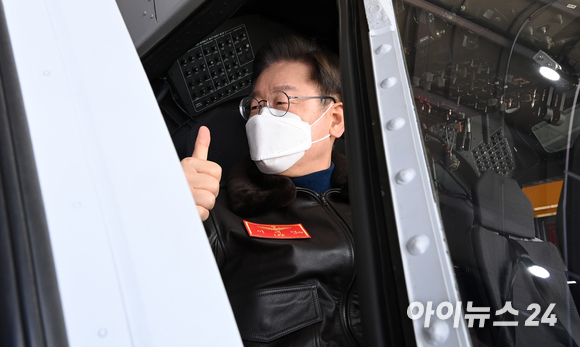 이재명 더불어민주당 대선 후보가 지난달 28일 오전 경기도 김포 해병대 항공단 김포파견대를 방문해 헬리콥터에 탑승한 후 포즈를 취하고 있다. [사진=김성진 기자]