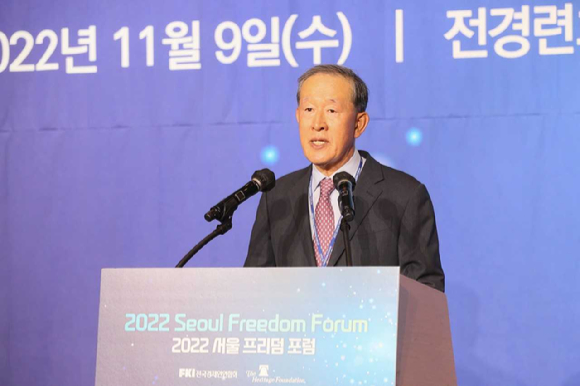 허창수 전경련 회장이 9일 전경련회관 컨퍼런스센터에서 열린 '2022 서울 프리덤 포럼'에 참석해 인사말을 하고 있다. [사진=전경련]
