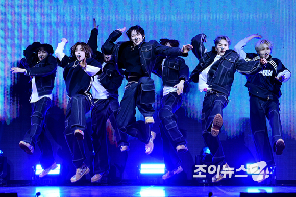 3일 오후 서울 광진구 광장동 예스24라이브홀에서 신인 보이그룹&nbsp;튜넥스(TUNEXX)&nbsp;첫 번째 미니 앨범 '셋 바이 어스 온리'(SET BY US ONLY) 발매 기념 쇼케이스가 열렸다.&nbsp;튜넥스가 타이틀곡 '내가 살아있다는 증거' 무대를 선보이고 있다. [사진=정소희 기자]