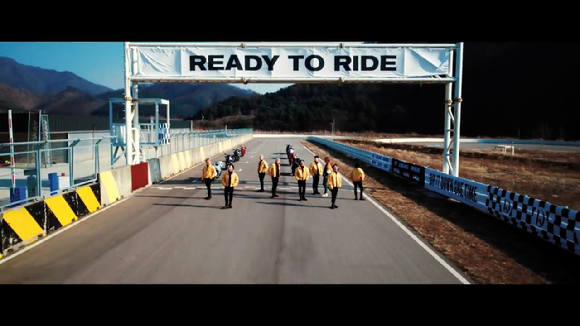 강다니엘의 신곡 'Ready to ride' 뮤직비디오 티저가 공개돼 화제를 모으고 있다. [사진=강다니엘 'Ready to ride' MV 티저 영상 캡쳐]