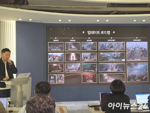 한재영 스마일게이트 이사(왼쪽), 김효재 엔엑스쓰리게임즈 PD가 지난 24일 경기 성남시에 위치한 스마일게이트 메가포트지점에서 열린 '로드나인' 1주년 기자간담회에서 기념촬영을 하고 있다. [사진=박정민 기자]