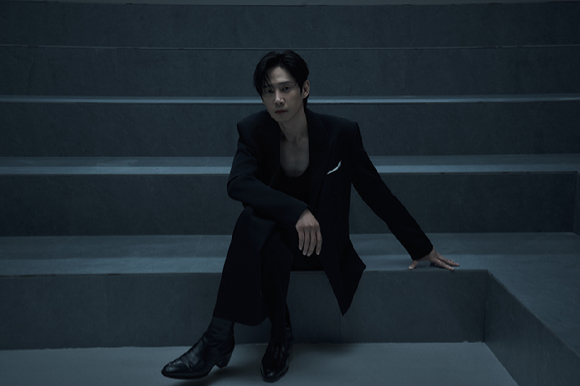 배우 박성훈이 넷플릭스 시리즈 '오징어 게임' 시즌2 인터뷰에 앞서 포즈를 취하고 있다. [사진=넷플릭스]