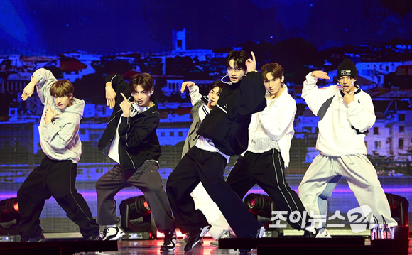 그룹 TWS(투어스)가 22일 오후 서울 한남동 블루스퀘어에서 열린 TWS(투어스) 데뷔 미니 1집 'Sparkling Blue' 발매 기념 미디어 쇼케이스에서 '오마마' 무대를 선보이고 있다. [사진=정소희 기자]