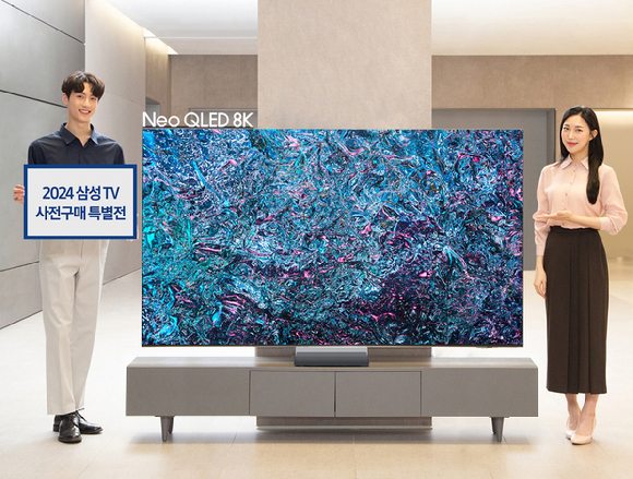 삼성전자 모델이 삼성스토어 대치점에서 2024형 Neo QLED 8K 85형 제품을 소개하고 있다. [사진=삼성전자]