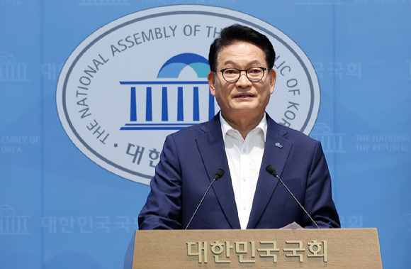 송영길 더불어민주당 당 대표 후보가 13일 서울 여의도 국회 소통관에서 민생정책 발표 기자회견을 하고 있다. [사진=연합뉴스]