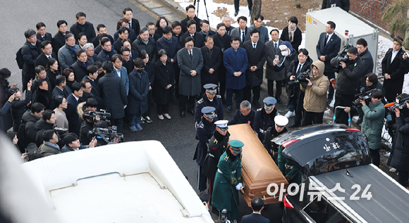 베트남 출장 중 별세한 고(故) 이해찬 전 총리의 운구 차량이 27일 서울 종로구 서울대병원 장례식장에 도착해 운구되고 있다. [사진=곽영래 기자]