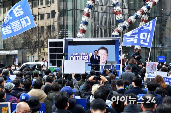 이재명 더불어민주당 대선후보가 8일 서울 여의도우체국 앞 유세현장에서 시민들에게 지지를 호소하고 있다. [사진=국회사진취재단]